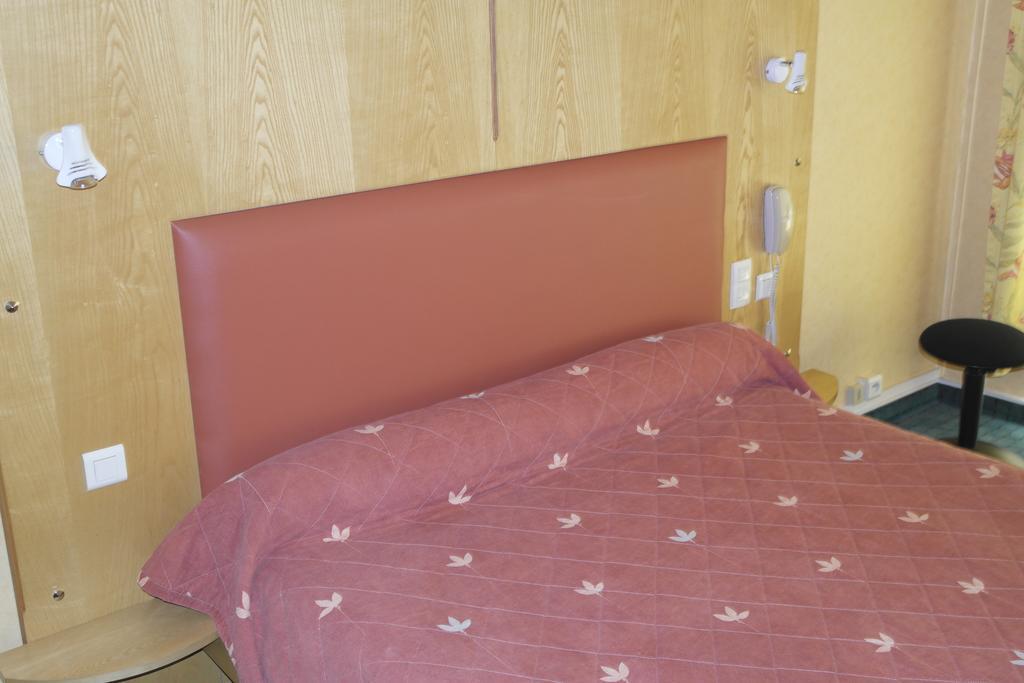 Hotel Restaurant Des Lys Le Coteau Room photo