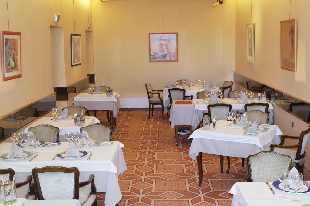 Hotel Restaurant Des Lys Le Coteau Exterior photo