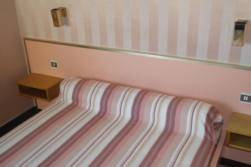 Hotel Restaurant Des Lys Le Coteau Room photo