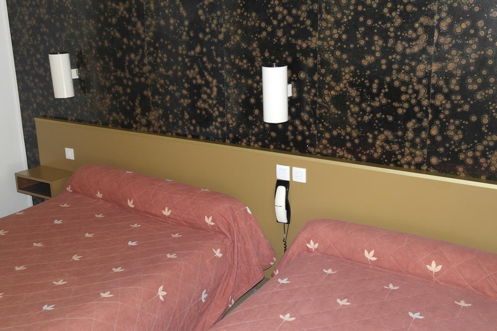 Hotel Restaurant Des Lys Le Coteau Room photo